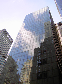 Hochhäuser in New York die sich in den Glasfassaden spiegeln